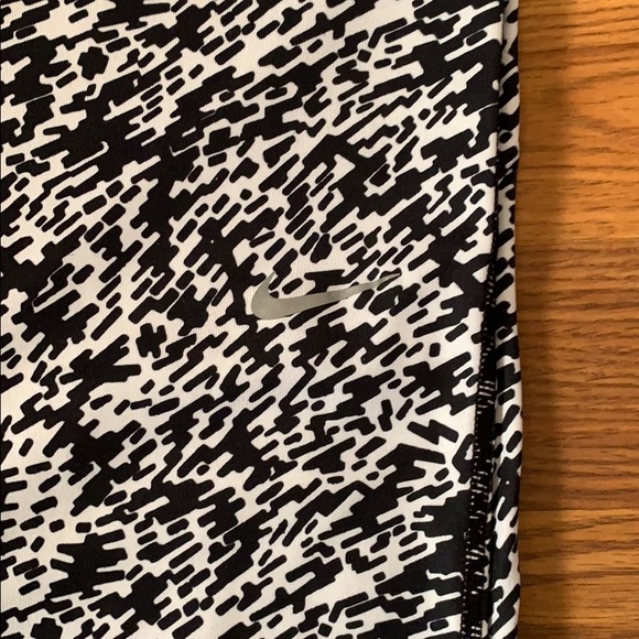 Nike Essential Pronto Stay Warm Crops - Picture 3 of 5